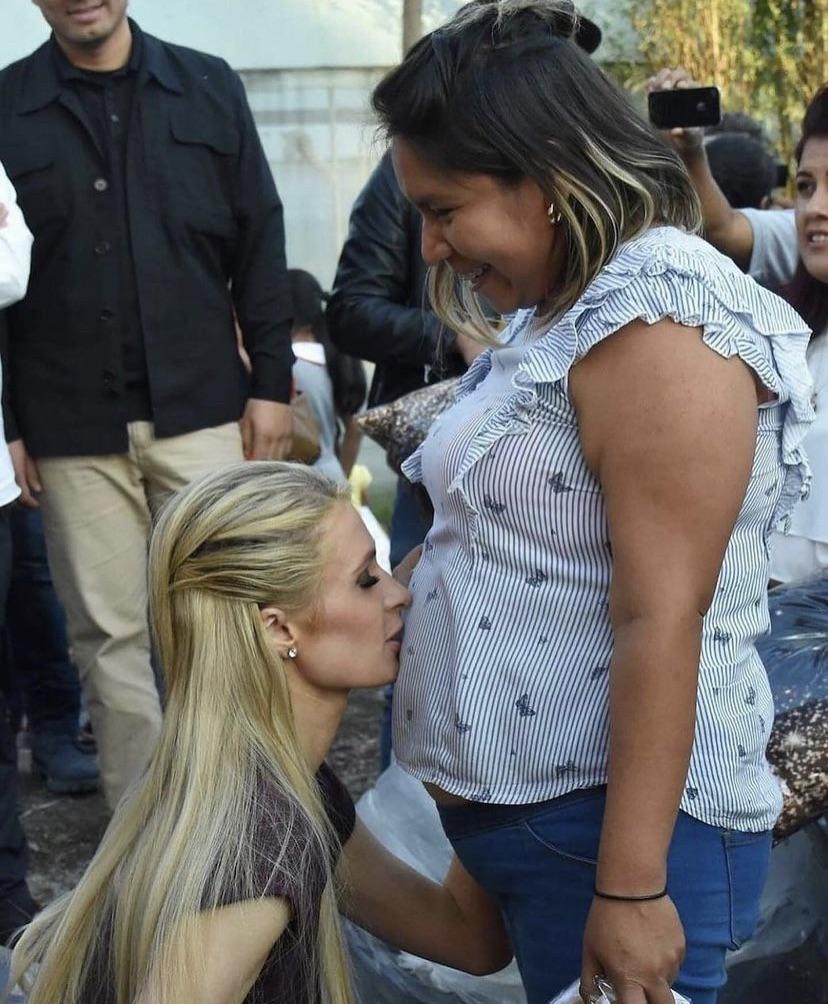 That time Paris Hilton kissed a women’s belly thinking she was pregnant…. but she wasn’t.