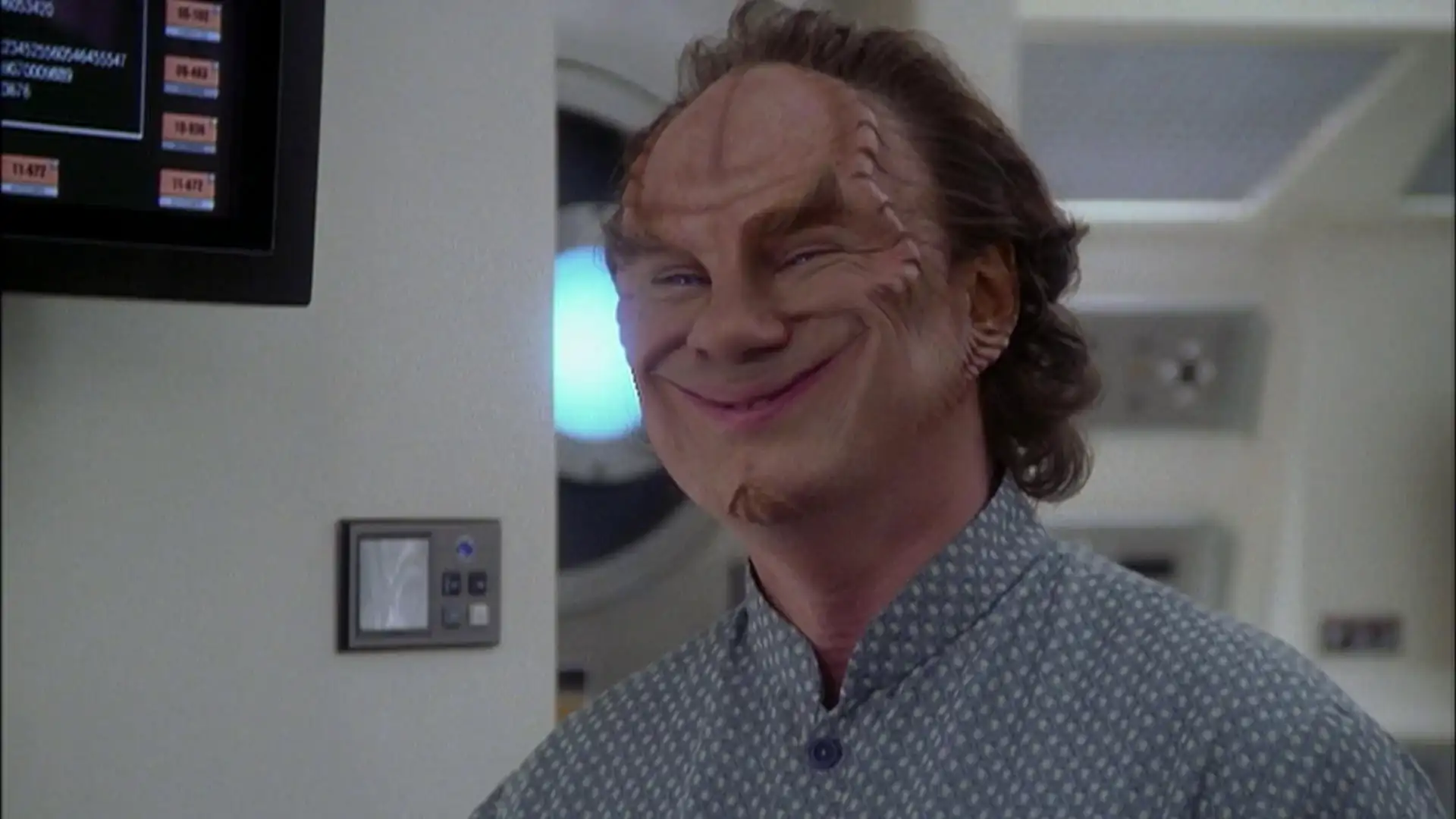 Dr. Phlox displaying the Denobulan wide smile.